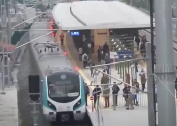 LEZGÎN – Ji Însyatîfa Zarokên Agir li Stenbolê çalakî: Rawestgeha Tramvayê hate şewitandin