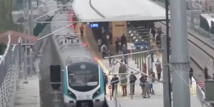 LEZGÎN – Ji Însyatîfa Zarokên Agir li Stenbolê çalakî: Rawestgeha Tramvayê hate şewitandin