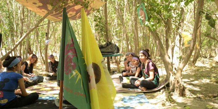 Jinên Ciwan ên Rojava: “Divê her tim em di nava Tekoşînê de bin”