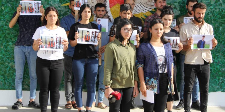 Ciwanên Mexmûrê qetilkirina Bariş Çakan şermezar kirin