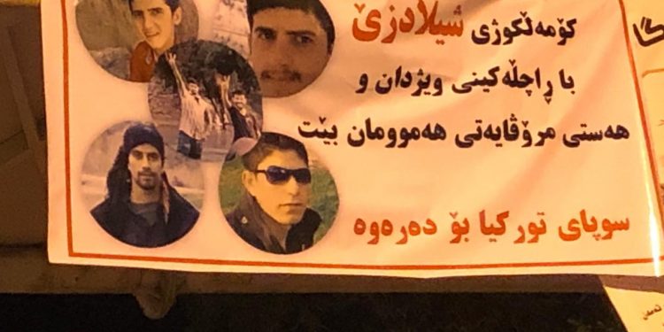 Ciwanên Welatparêz pankartên bi wêneyên Şehîdên Şeladizê li Kelarê daliqandin