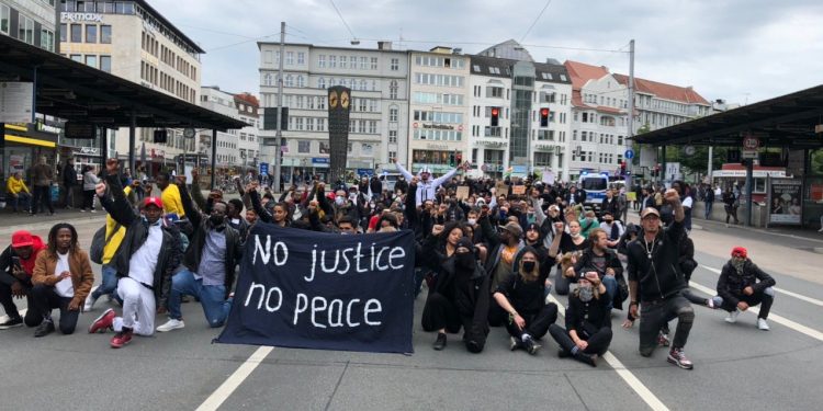 Li Bîelefeldê meşa li dijî tundiya polîsan a nîjadperest