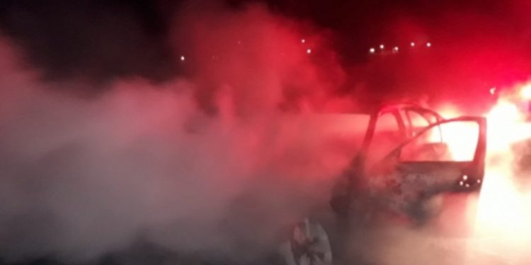 LEZGÎN – YPS’ê li Izmîrê du wesayitên ‘sîxûr’ û ‘faşîstan’ şewitand