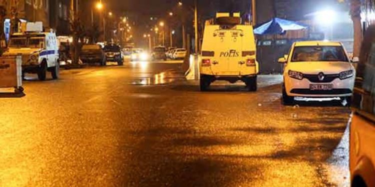 LEZGÎN – Yekîneyên tolhildanê li Amedê li mînîbuseke leşkerî xistin