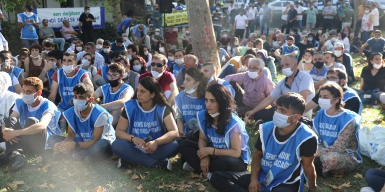 Hevserokên HDP’ê li Stenbolê bi ciwanan re hatin gel hev