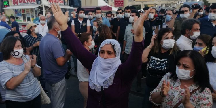Polîsên faşîst daxuyaniya HDP’ê ya li Bakirkoyê asteng kir