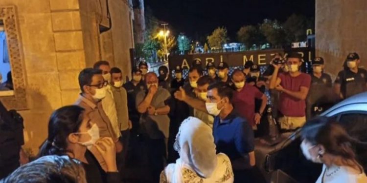 Cenazeyê Jina Ciwan Î.E. ku eskerê tirk ê dagirker destdirêjî lê kiribû, hat definkirin