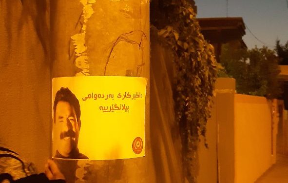 Ji bo şermezarkirina tecrîdê Jinên Ciwan pankart daliqandin