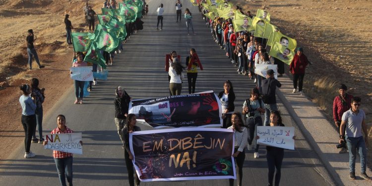Yekîtiya Jinên Ciwan li Şehbayê di çarçoveya pêngava ‘Em Dibêjin NA’ de çalakiyek li darxist