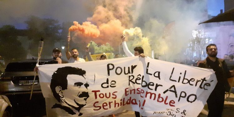 Li Parîsê Ciwanan tecrîd protesto kirin