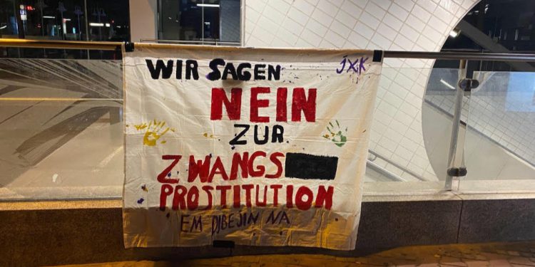 Ji bo pêngava ‘Em Dibêjin NA’ Jinên Ciwan li Farankfûrtê çalakî kirin