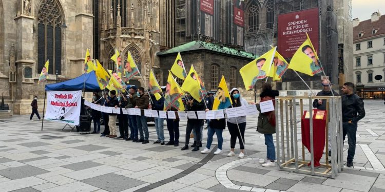 Ciwanan li Viyanayê ‘Ji bo azadiya Rêber Apo bi hev re serhildan’ çalakî kirin