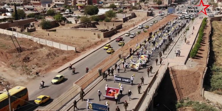 Bi dîmenê ji hewa de Meşa dirêj a Ciwanên Rojava