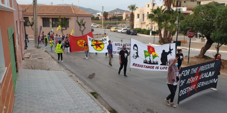 Di pêşengtiya ciwanan Komploya navneteweyî li Lavrîoyê hate şermezarkirin