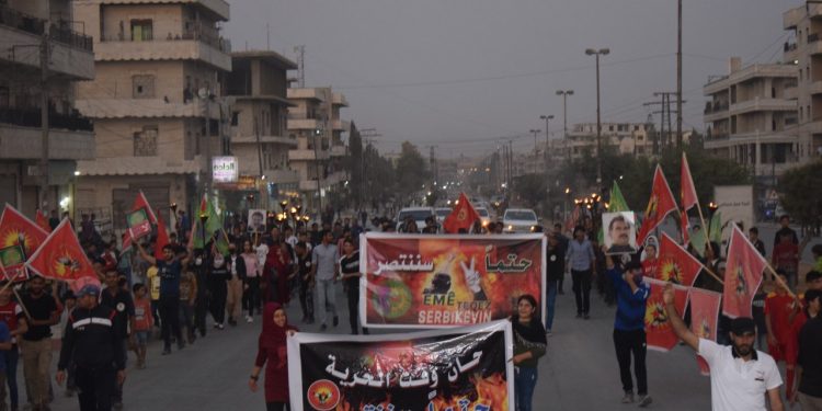 Ciwanên Minbicê li dijî dagirkeriyê meşiyan