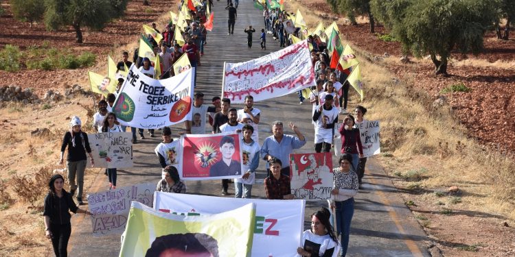 Ciwanên Efrînê li dijî Komploya navneteweyî li Şêrawayê herikîn qadan