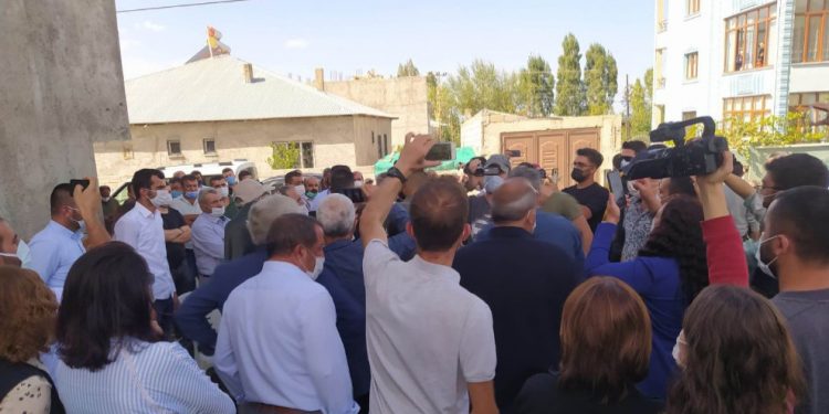 Polîsên tirk ên dagirker avêtin ser konê sersaxiyê yê malbata Tûrgût