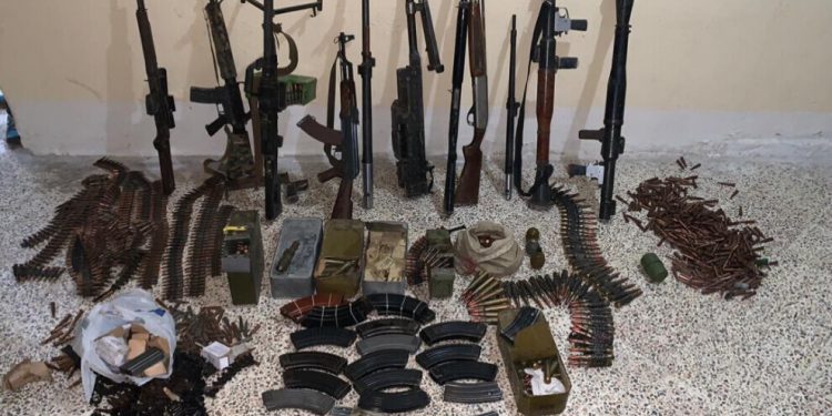 Yekîneyên Antî Terorê li Dêra Zorê 19 çeteyên DAÎŞ’ê tevî çekên wan girtin