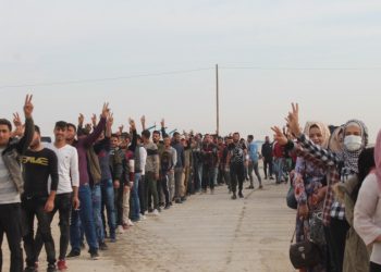 Ciwanên Serêkaniyê yên li kampa Waşokanî Meşa xwe ya dirêj lidar xistin