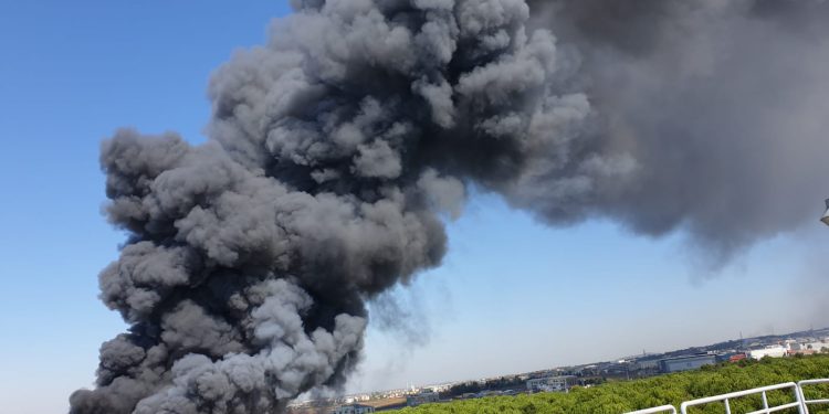 Li Bûrsayê depoyek, li Îzmîrê jî 2 wesayit hatin şewitandin