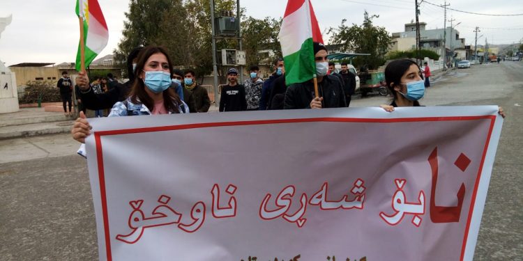 LEZGÎN – Ciwanên Başûr ruxmê astengiya jî bi dîrûşmeya ‘Bimre Îxanet’ meşiyan