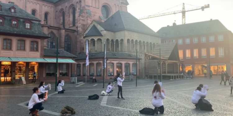 Li dijî qirkirina jin Jinên Ciwan li Maînzê daketin qadan