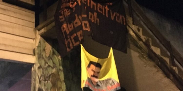 Jinên Ciwan li Celleyê posterên Rêberê Gelan daleqandin