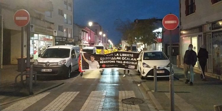 Ciwan bi dirûşma “Azadî ji Ocalan re” daketin kolanên Parîsê