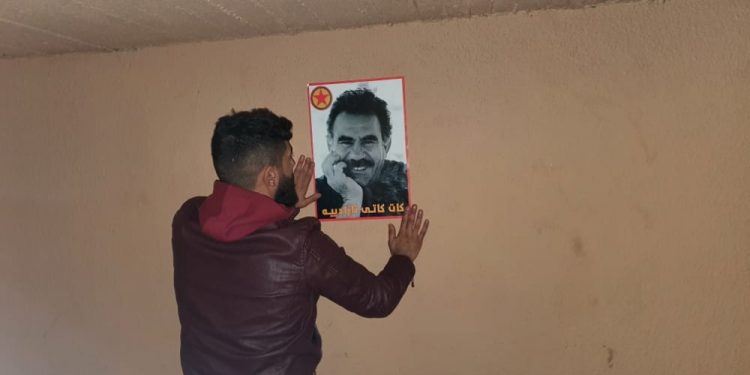 Ciwanên Rojava posterên Rêberê Gelan Abdullah Ocalan daliqandin