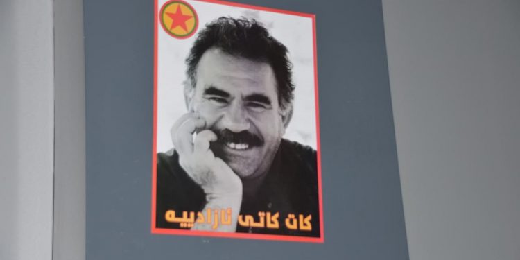 Wêneyên Rêberê Gelan li kolanên Silêmaniyê hatin daleqandin