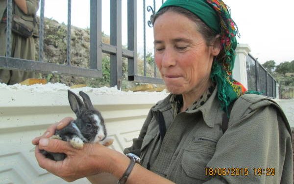 YJA Star: Fermandar Aryana li ser şopa rê û resma fedayîtiya PKK’ê meşiya