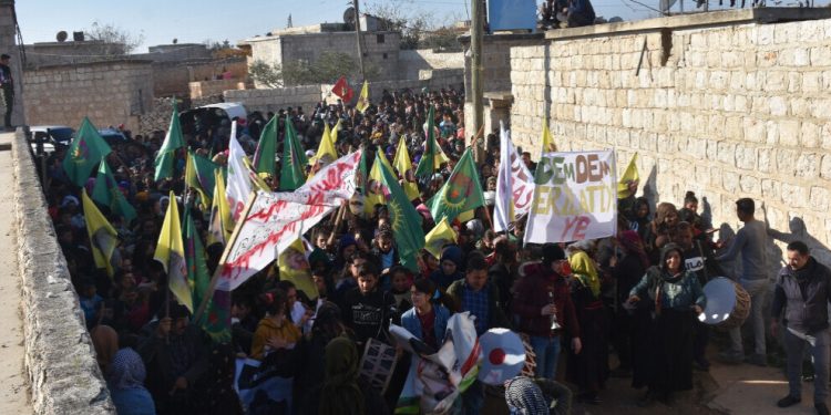 Şêrawa di pêşengtiya jin û ciwanan de meşekî ve piştgirî da greva birçîbûnê