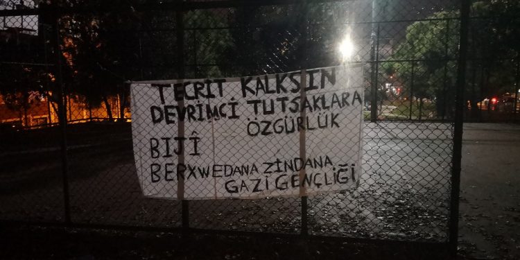 Ciwanên Stenbolê pankart daliqandin