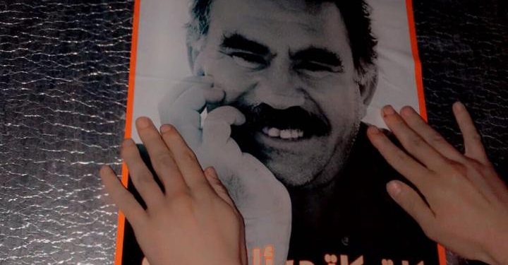 Ciwanên Welatparêz posterên Rêberê Gelan Abdullah Ocalan daliqandin