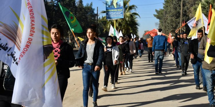 Ciwanên Cizîrê meşa xwe ya 7 rojan di roja 5’mîn de didomînin