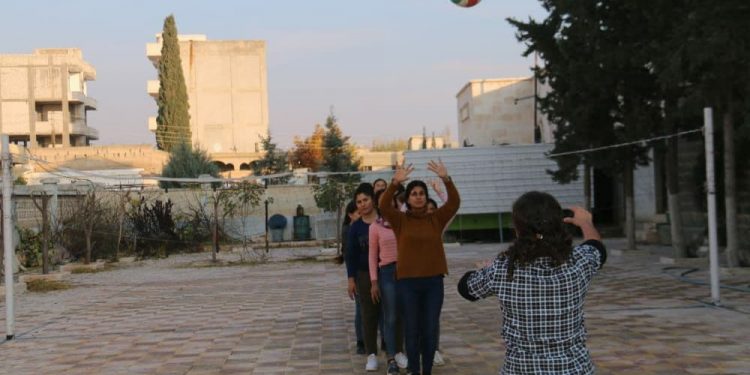 Perwerdeya Jinên Ciwan a Şehîd Amara Kobanê bi coşeke mezin didome