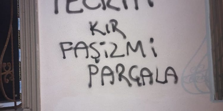 Ciwanên Stenbolê ji bo piştgiriya grevan dîwar nivisîn