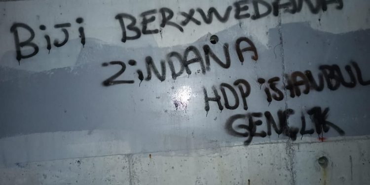 Ciwanên Stenbolê ji bo piştgiriya grevan dîwar nivisîn