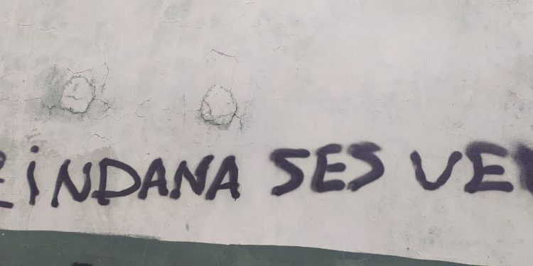 Ciwanên Stenbolê ji bo piştgiriya grevan dîwar nivisîn