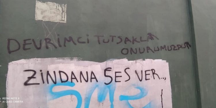 Ciwanên Stenbolê ji bo piştgiriya grevan dîwar nivisîn