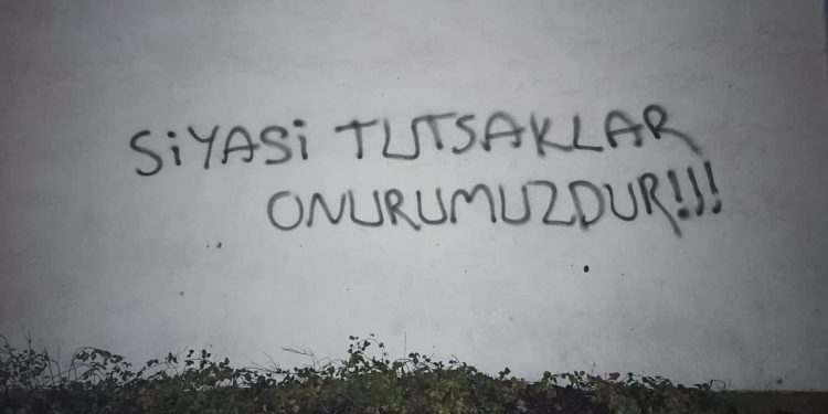 Ciwanên Stenbolê ji bo piştgiriya grevan dîwar nivisîn