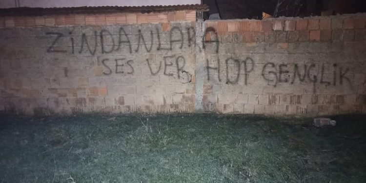 Ciwanên Stenbolê ji bo piştgiriya grevan dîwar nivisîn