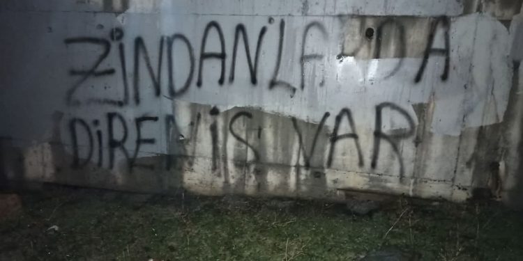 Ciwanên Stenbolê ji bo piştgiriya grevan dîwar nivisîn