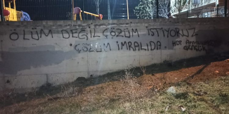 Ciwanên Stenbolê ji bo piştgiriya grevan dîwar nivisîn
