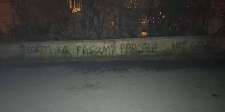 Ciwanên Stenbolê ji bo piştgiriya grevan dîwar nivisîn