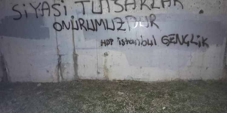 Ciwanên Stenbolê ji bo piştgiriya grevan dîwar nivisîn