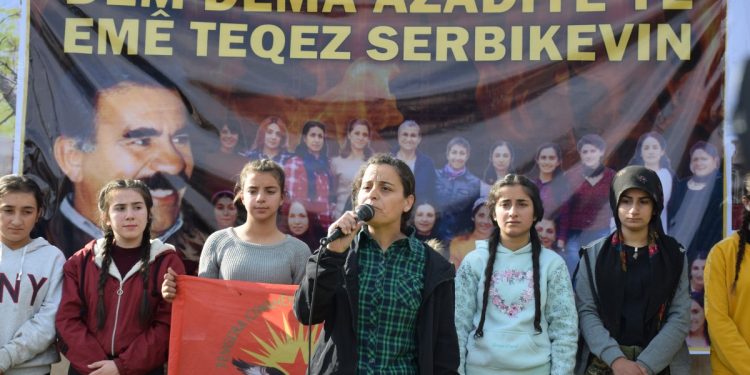 Ciwanên şoreşger li dijî tecrîdê çalakiyek li ber avahiya NY’yê li dar xist