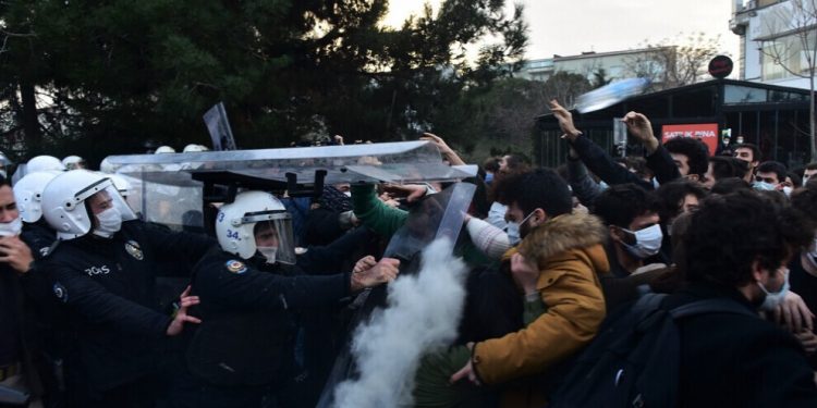 Polîsan êrîş bire ser xwendekarên Bogaziçi ku rektorê qeyûm protesto dikirin.