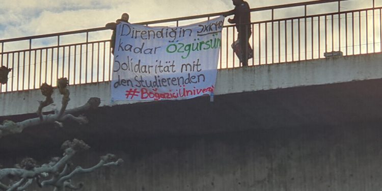 Dûsseldorf a Elmanyayê bi pankartên piştgiriya Bogaziçiyê hat daliqandin