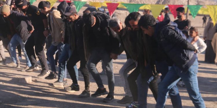 Ciwanên Kobanê ji bo piştgiriya Eyn Îsayê li ser piya ne